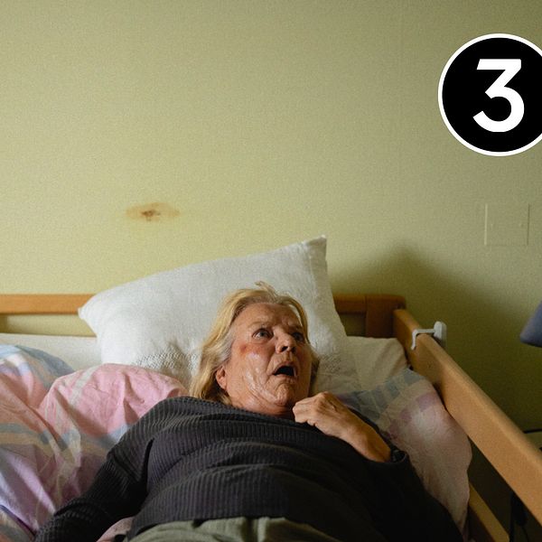 Anki Lidén som Monika ligger i en säng i skräckfilmen ”Hemmet”.