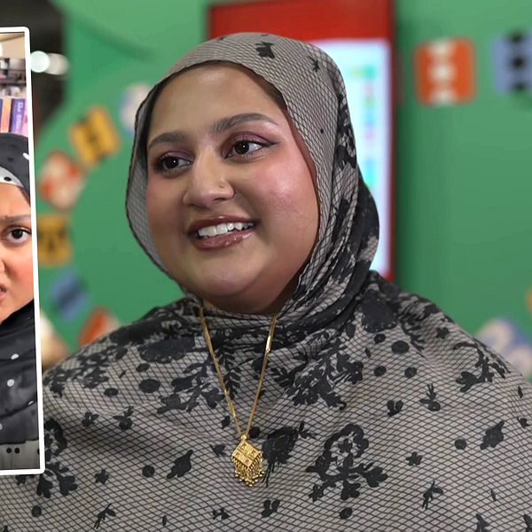 Kvinna håller upp en bok i en bokhandel