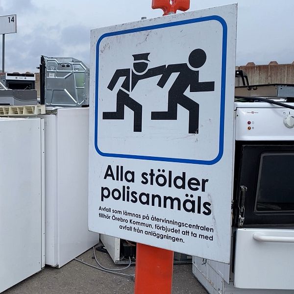 Uppställda vitvaror utomhus och skylt med texten ”Alla stölder polisanmäls”.