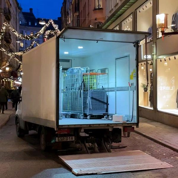 Lastbil står parkerad på Mäster Samuelsgatan med lastluckan nedfälld.