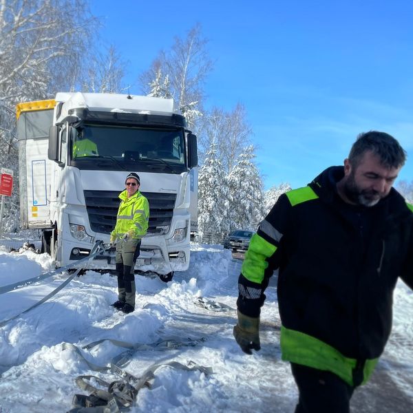 Lastbil sitter fast i snö