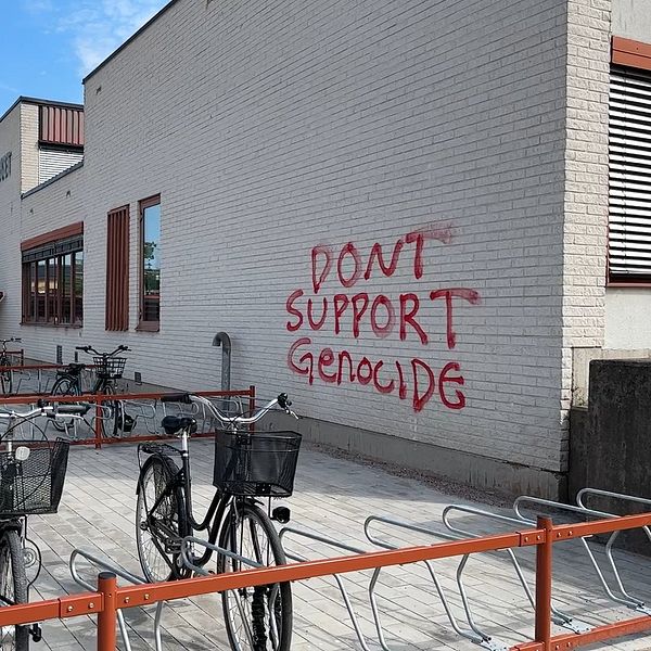 En vägg på en av Örebro universitets byggnader är klottrade på med texten ”dont support genocide” i röd färg.