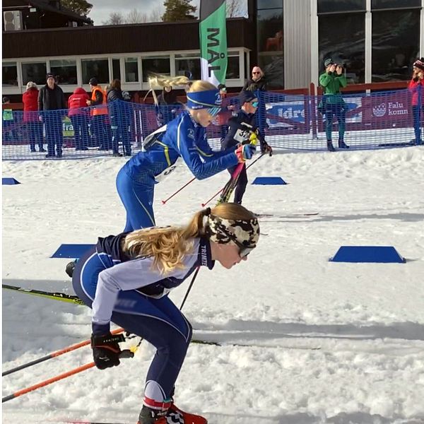 ungdomar med längdskidor