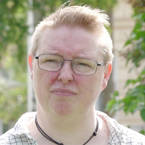 polis på brottsplats och Anna-Maria Hedberg, ordförande för Kvinnojouren Iris.