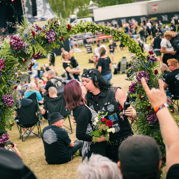 Hanna Appelkvist och Andreas Ljungdahl under sitt bröllop på Sweden Rock-festivalen i Norje.