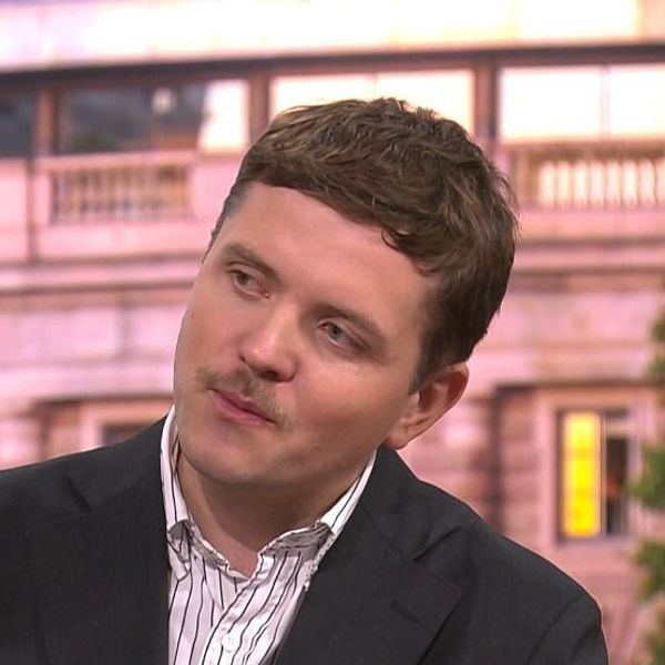 SVT:s politikreporter Erik Nilsson i tv-studio