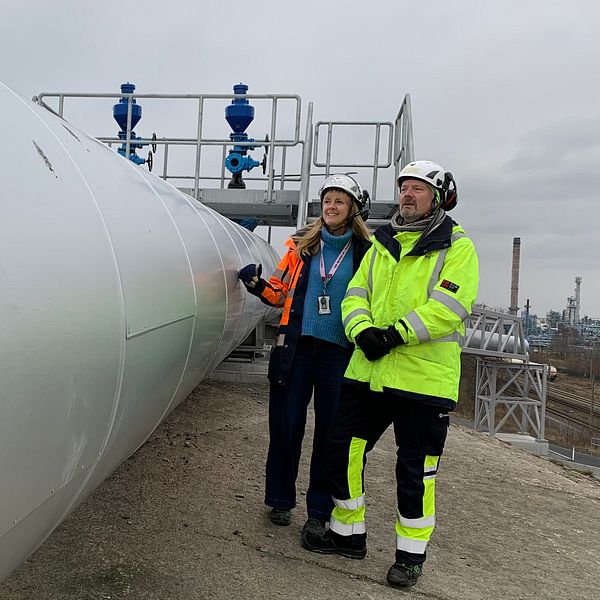 Ett sex kilometer långt rör och avloppsvatten som återanvänds, som så kallat tekniskt vatten. Projektledarna från Kretslopp och vatten och Göteborg energi visar det stora röret.