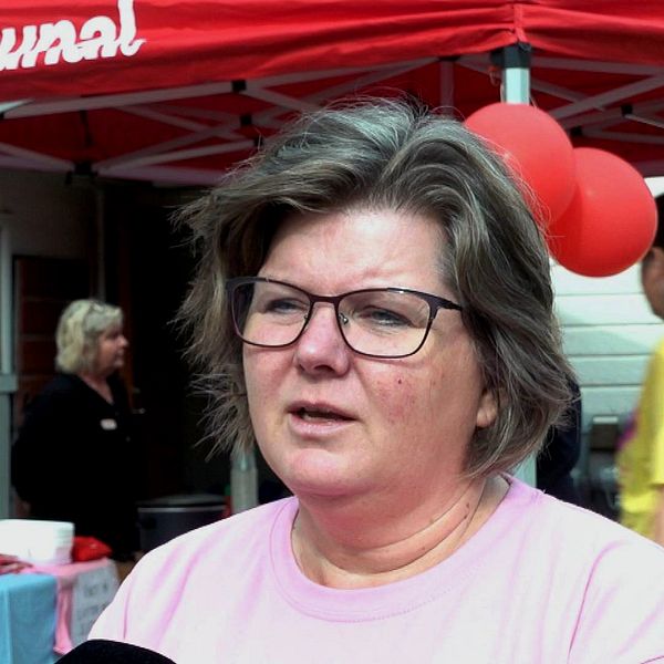 Kommunals Marianne Johansson i en intervjusituation framför ett tält med texten Kommunal.