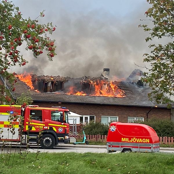 Brand i Eskilstuna stora moské i Årby. Hus med brinnande tak.