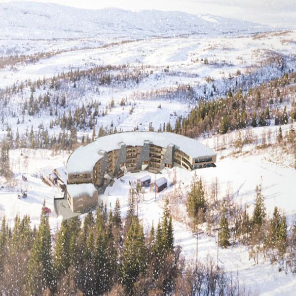 En illustration av hur Ullådalsstugan ska se ut när den är klar. En C-formad byggnad i ett fjälligt och snöigt landskap.