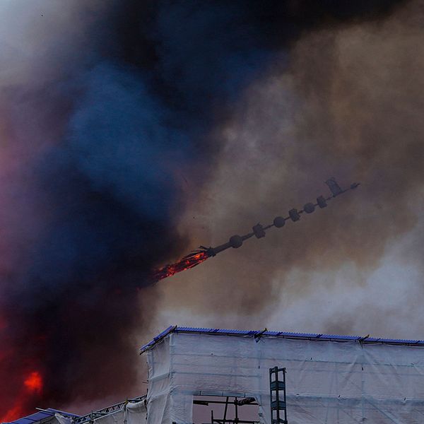 Tornet på Börsen i Köpenhamn kollapsar i elden.