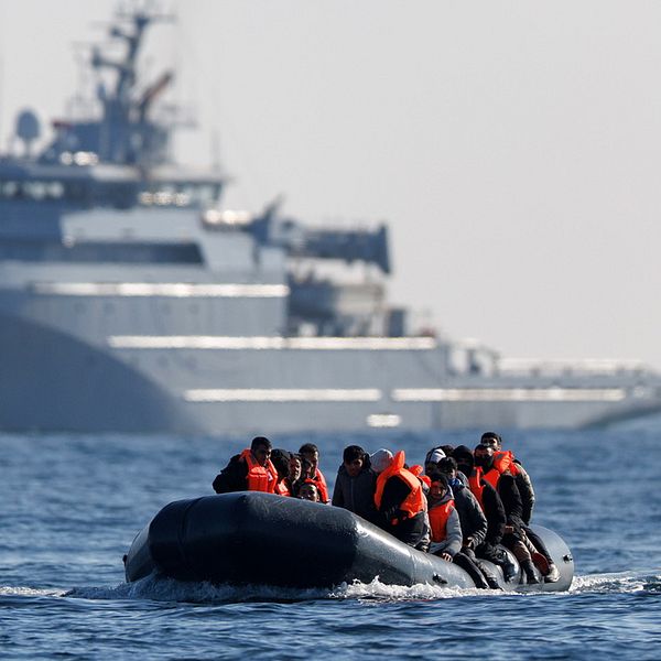 Personer på en gummibåt ute till havs.
