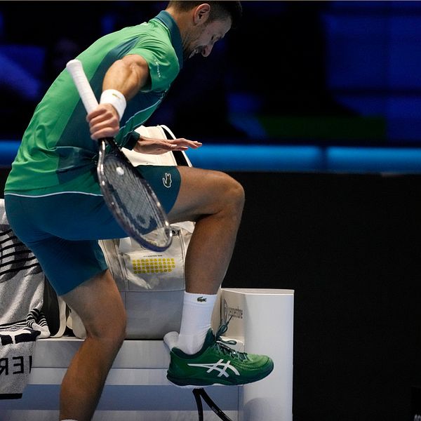 Djokovic knäckte två racketar i början av tredje set.
