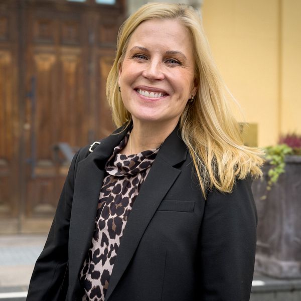 Cecilia Helber från Linköpingslistan framför en byggnad