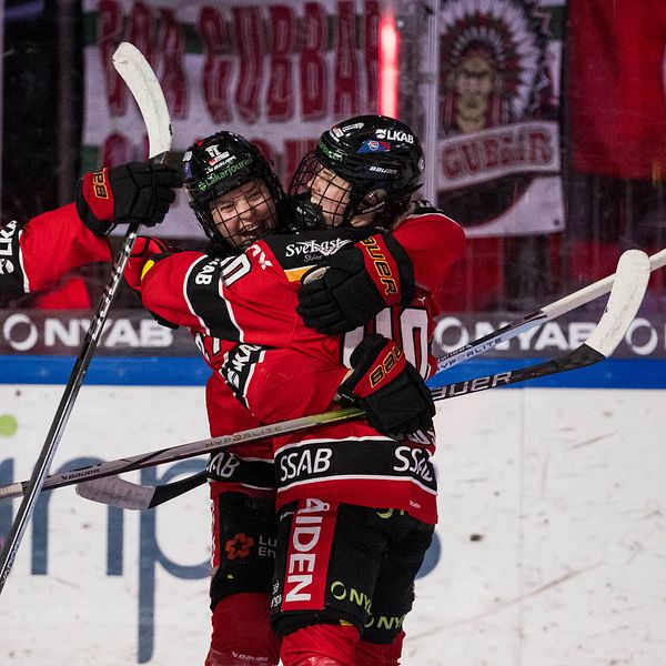 Viivi Vainikka, Jayce Magwood och Noora Tulus jublar efter kvällens 5-1-mål.