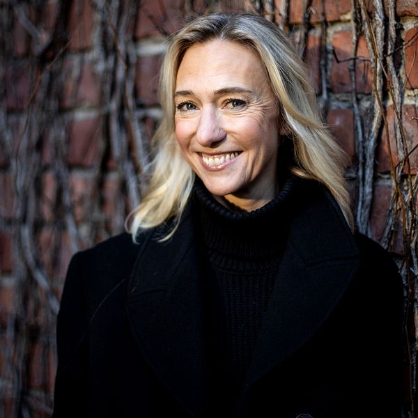 vetenskapsjournalisten Victoria Dyring i svart jacka. Till vänster en arkivbild på isstolpsittare i Vilhelmina.