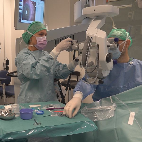 En hornhinnetransplantation förbereds på SUS i Lund.