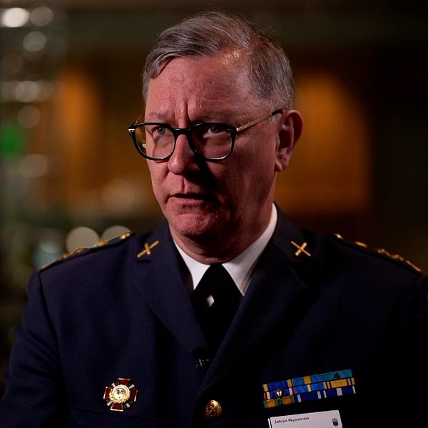 Johan Huovinen i uniform talar om Natoaffären