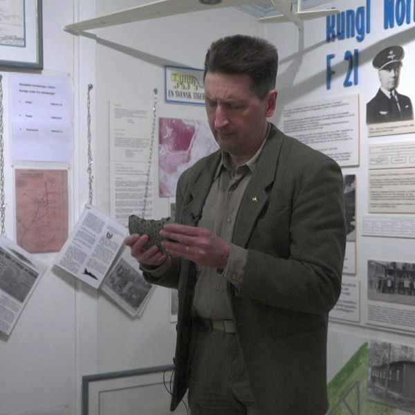 Militärhistorikern Lars Gyllenhaal tittar på resterna av en av de bomber som föll över Norrbotten under andra världskriget.
