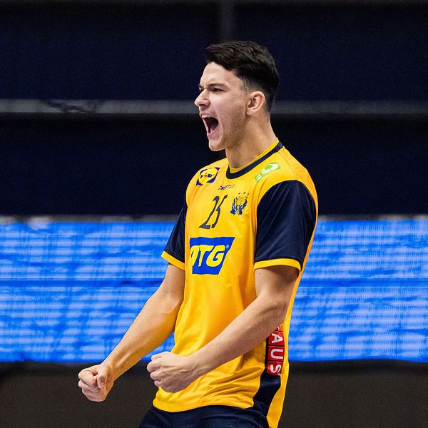 Nikola Roganovic firar efter mål i handbollsmatch inför hemma-EM i Malmö.