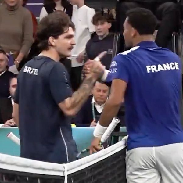Tvådelad bild: Till vänster en person i en blå tröja med vit krage, till höger två tennisspelare klädda i landslagströjor, den ena står med ”BRASIL” och den andra med ”FRANCE” på ryggen, de skakar hand vid nätet efter en match.