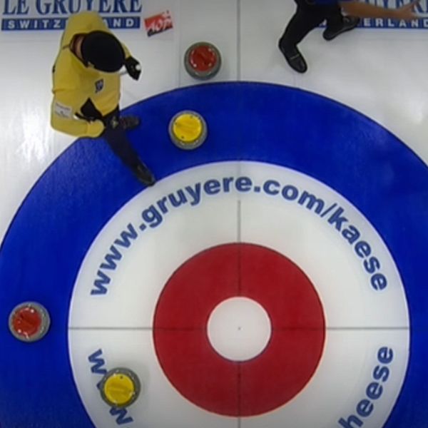 En delad bild som visar två scener från en curlingmatch. Till vänster ses två spelare som interagerar med varandra, iförda gula lagtröjor med texten ”Wrånå” och ”SWEDEN”. Till höger visas en översikt av curlingstenen på en isrink, där en röd och två gula stenar är placerade på den färgglada måltavlan.