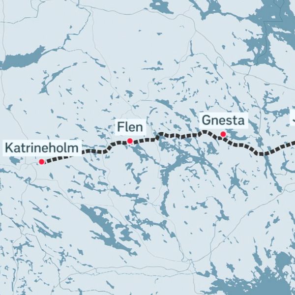 Reporter på perrong. Karta med olika stationer utmärkta.