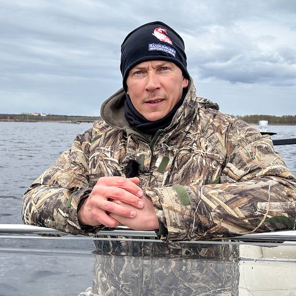 Delad bild. Till vänster: fågelflock vid vass. Till höger: person i kamouflagejacka i båt på sjö.