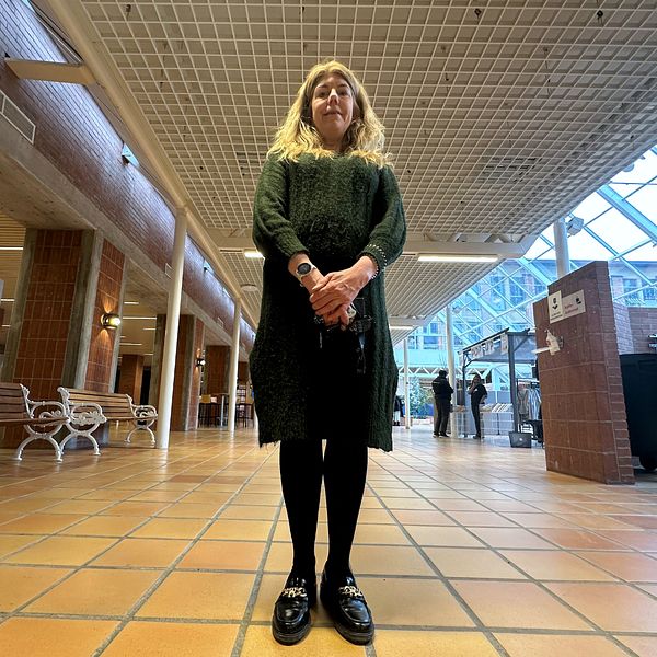 Bilden är delad i två sektioner. Till vänster visas en person klädd i en mörk jacka ståendes utomhus. Till höger visas en person i en mörk klänning ståendes i en rymlig inomhusmiljö med tegelväggar och tak i glaspaneler.