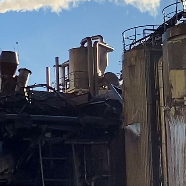 Explosion på sockerfabrik utanför Eslöv. En man och en byggnad med trasig fasad.