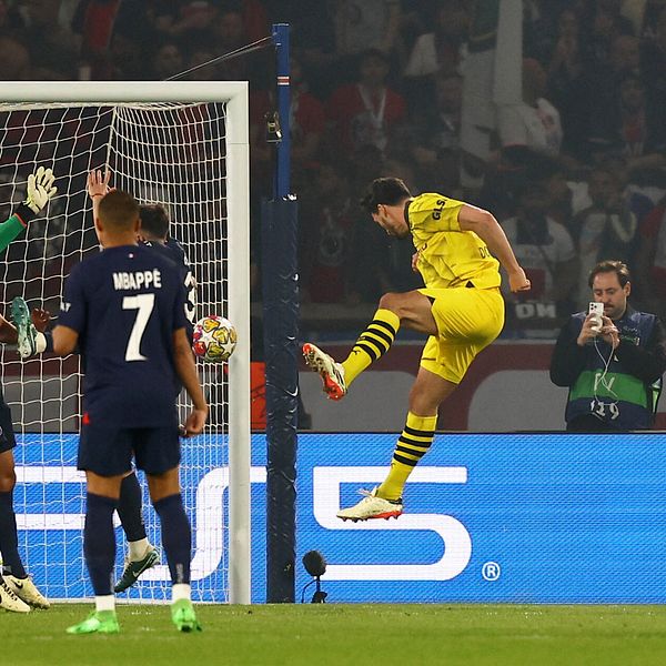 Mats Hümmels nickar in 1-0 för Dortmund.