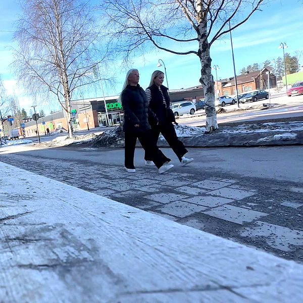 Kvinnor promenerar i Vännäs