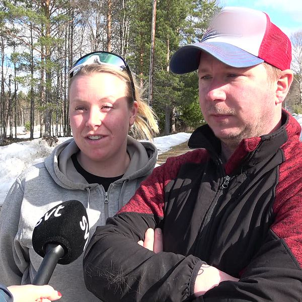 Dubbelbild: Väg med sprickor i till vänster. På högersida ett par som blir intervjuade av SVT.