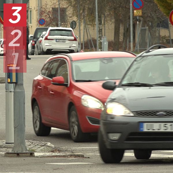 en kvinna som heter Martina Hellgren och är infrastruktustrateg, och bilar körandes på en gata