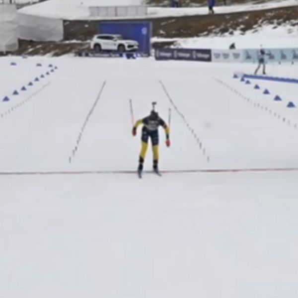 Delad bild. Vänster: skidåkare i grön och gul dräkt. Höger: skidåkare på snötäckt spår.