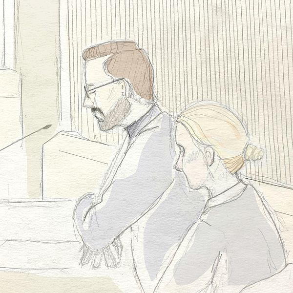 En skiss på mamman och hennes advokat i rättssalen i Ångermanlands tingsrätt.