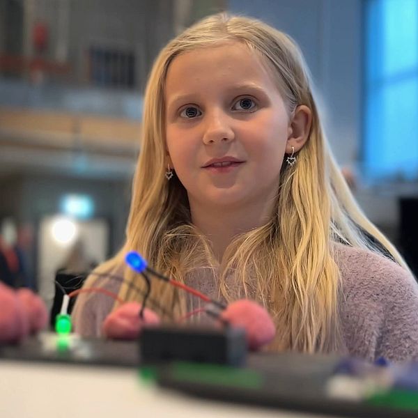 Ebba Marklund testar att göra en elektrisk seriekoppling