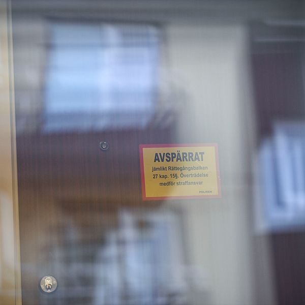 Till vänster polisens presstalesperson Thomas Fuxborg, till vänster en avspärrad lägenhetsdörr.