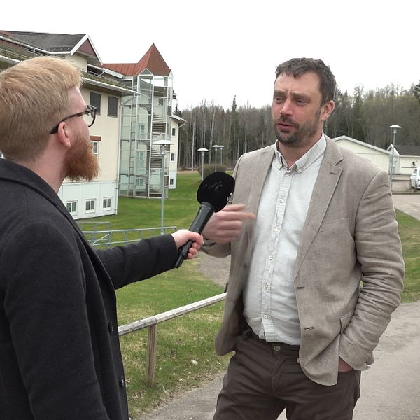 Henrik Frykberger blir intervjuad av SVT Värmland framför en kommunal byggnad i Sunne