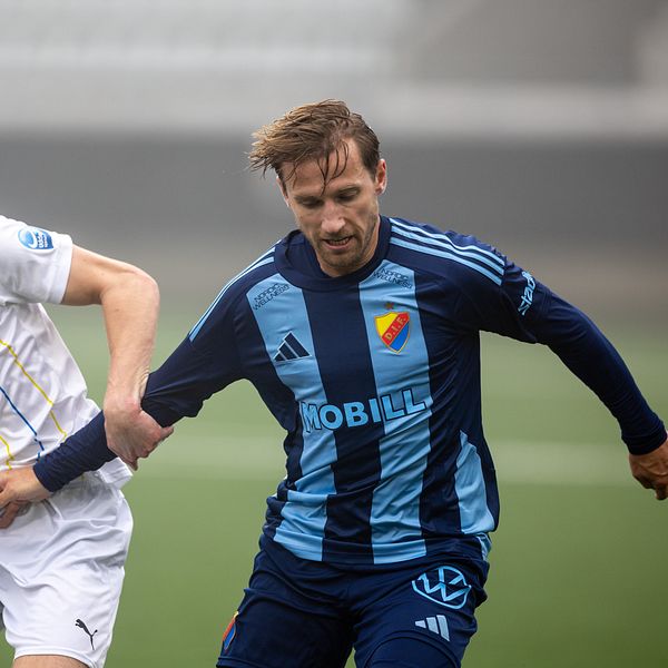 Djurgårdsspelare i kamp med Oddevold-spelare.