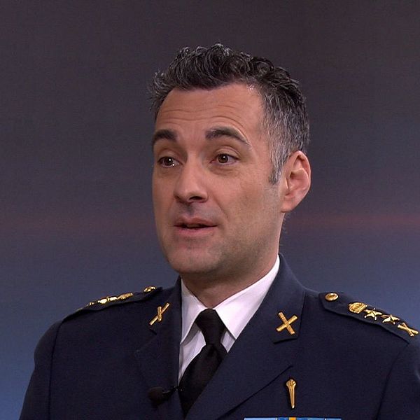 En person i militär uniform intervjuas i en tv-studio med texten ”Försvarsmakten tar steget ut i rymden” i bilden. Nyhetsrubriker inkluderar ”Militär satellit uppskjuten” och ”Terrorledare dödad i Syrien” med aktuell tid och programnamnet ”Morgonstudion”.