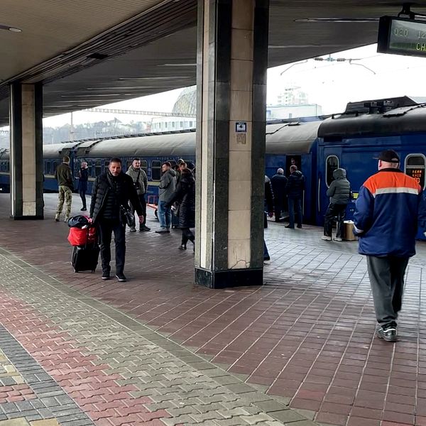 Två bild – ena bilden kortklippt man, svt-fotografen Johannes Tolf. andra bilden visar människor som rör sig vid ett tåg på stationen i Kiev