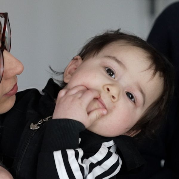 Familjen med Emanuel i centrum av migrationsdebatten samlad inomhus.