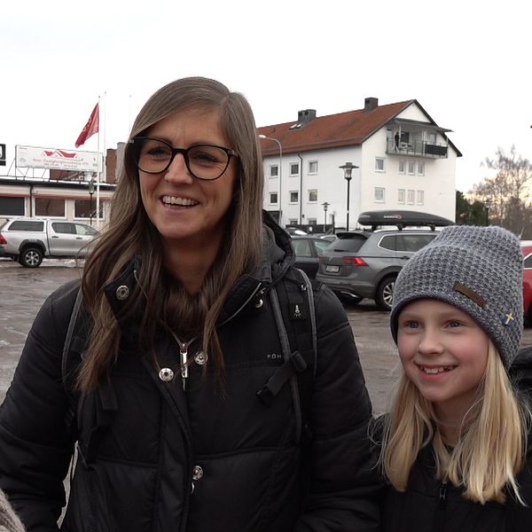Den vänstra delen visar en hand som lägger en peng i en spargris, medan den högra delen visar två glada personer på en parkeringsplats.