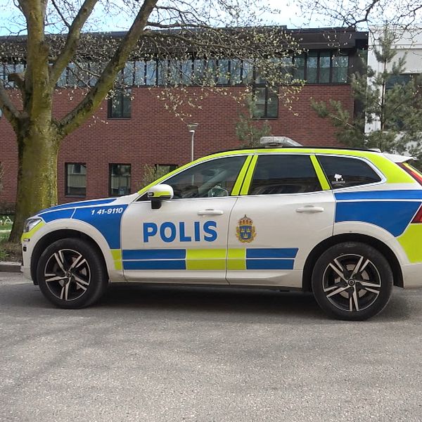 Tvådelad bild. Vänster: SVT-reporter utomhus. Höger: en polisbil parkerad vid byggnader.