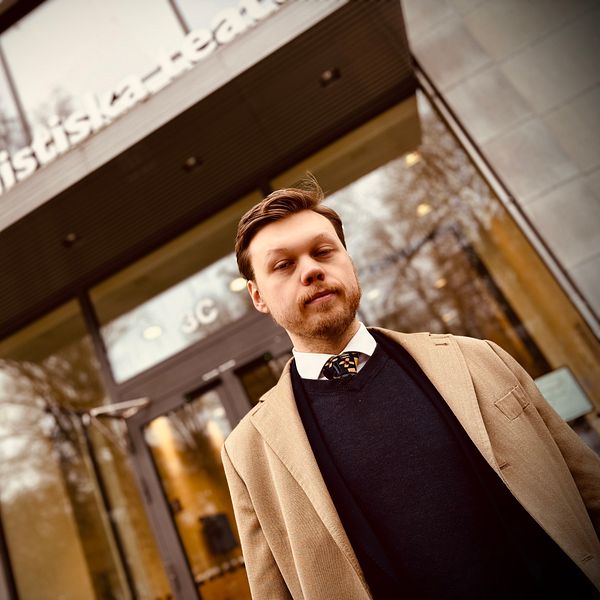 Calle Per Hendor Jonsson, ordförande i Uppsala studentkår, står utanför Humanistiska teatern i Uppsala.