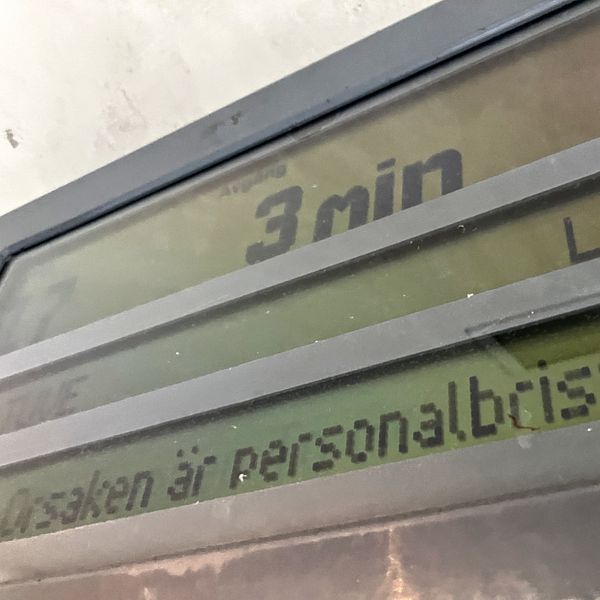 Lars Backström, vd Västtrafik, skylt som visar inställda turer på grund av personalbrist
