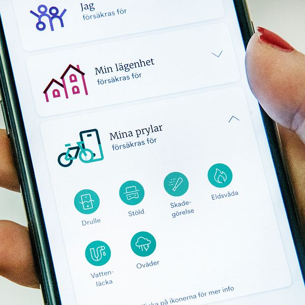 En delad bild där vänstra sektionen visar en person i en kostym framför en ljus bakgrund, medan högra sektionen visar en hand som håller en smartphone med en försäkringsapp öppen. Appen listar försäkringsalternativ för individuella behov som ”Jag”, ”Min lägenhet” och ”Mina prylar” med tillhörande ikoner.