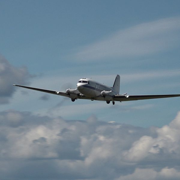 Geofysikern Ahti Voutilainen till vänster och en DC-3 till höger