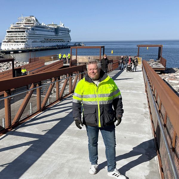Mats Eriksson hamnchef står på en bro i visby hamn. I bakgrunden syns ett kryssningsfartyg.